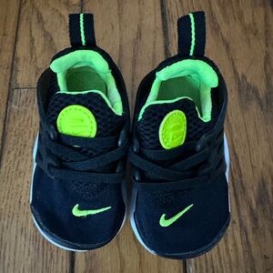 Nike Kids Black and Neon Green Sneakers